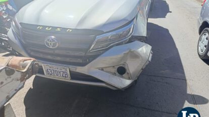 Daños materiales en la parte frontal de la vagoneta Toyota