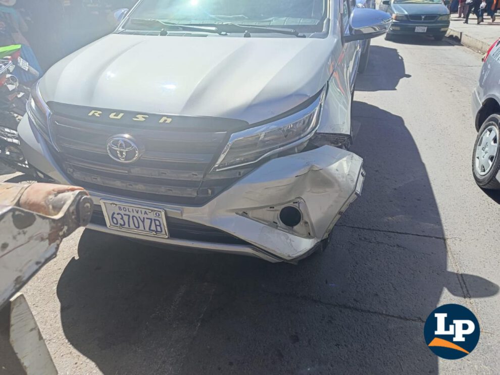 Daños materiales en la parte frontal de la vagoneta Toyota