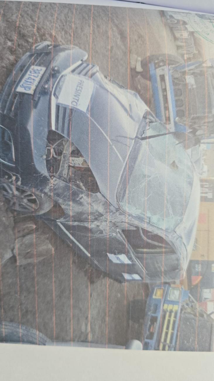 Vista frontal del vehículo sustraído tras el accidente