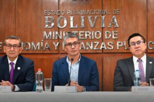 El ministro de Economía, José Gabriel Espinoza, en conferencia de prensa