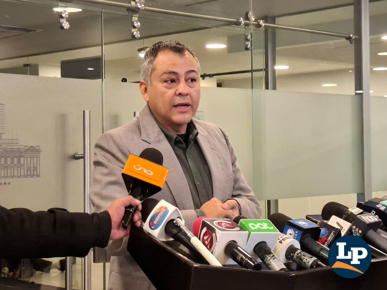 El senador Mentasti en conferencia de prensa