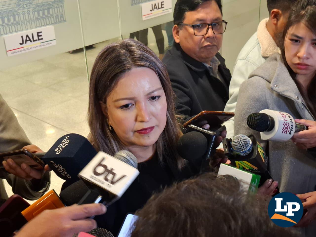 La diputada Hinojosa en conferencia de prensa