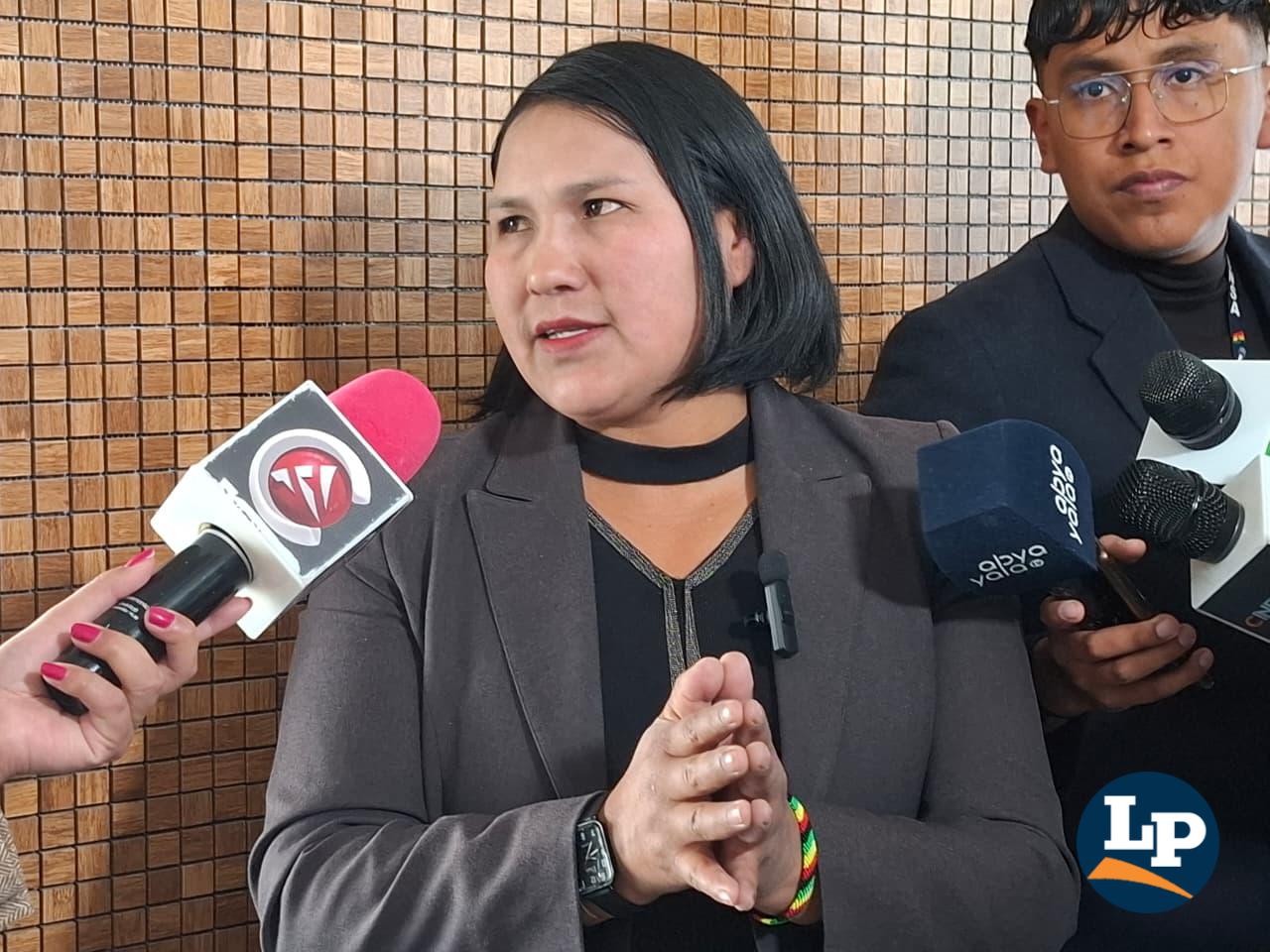 La senadora Pachacute en conferencia de prensa