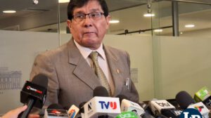 El senador Sánchez en conferencia de prensa