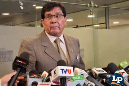 El senador Sánchez en conferencia de prensa