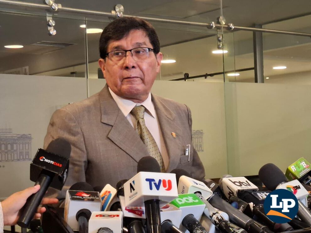 El senador Sánchez en conferencia de prensa