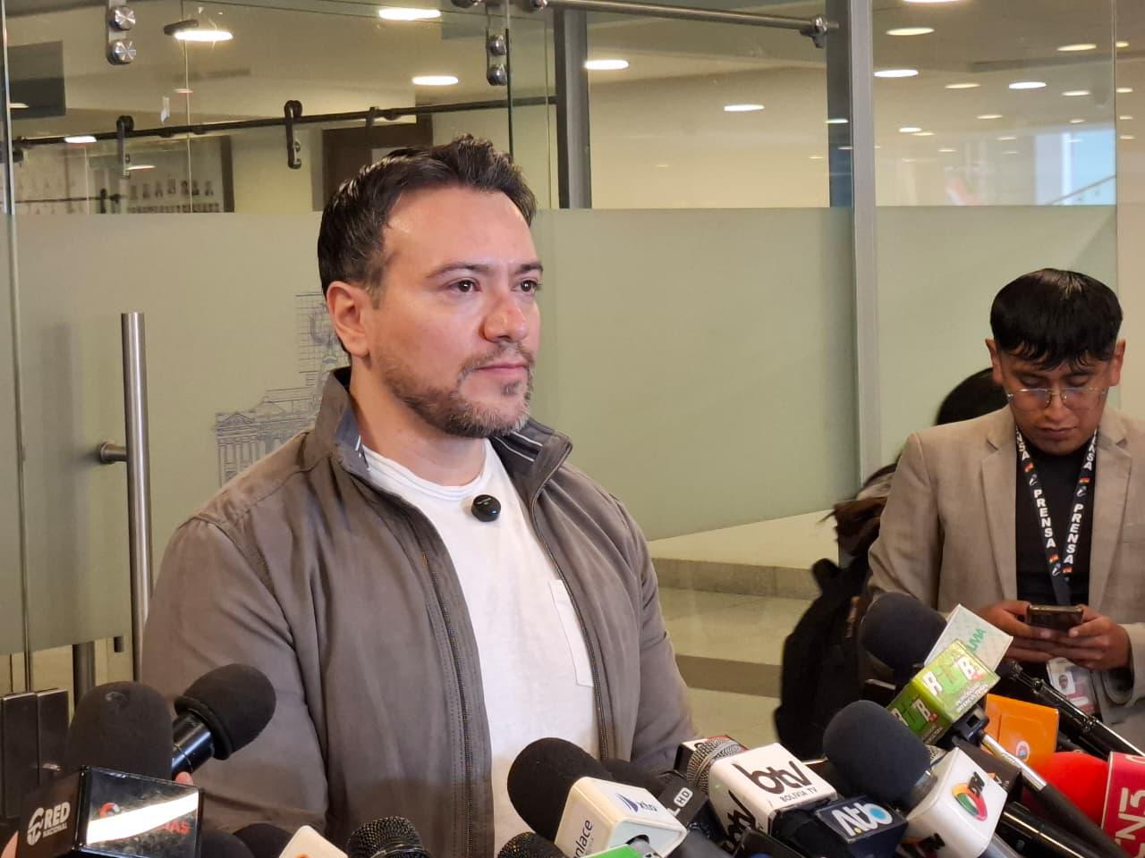 El diputado Reyes en conferencia de prensa