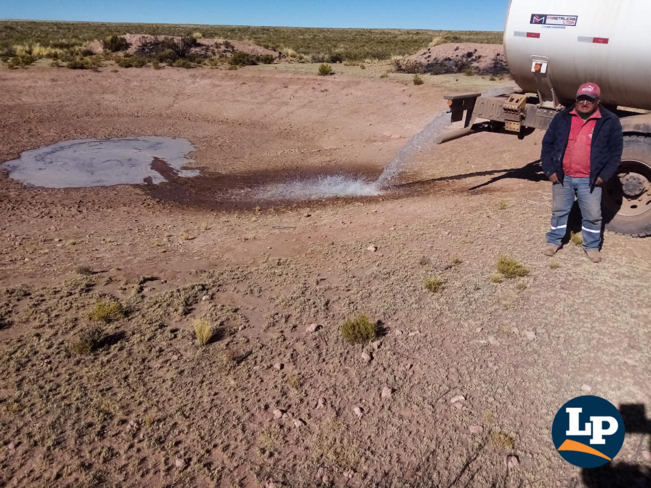 Cisternas de agua llevan agua a Toledo