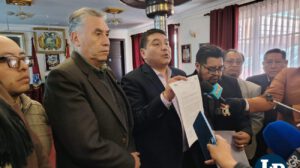 El presidente del Comité Cívico junto a los concejales en conferencia de prensa
