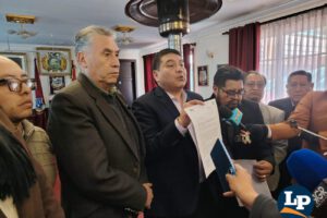 El presidente del Comité Cívico junto a los concejales en conferencia de prensa