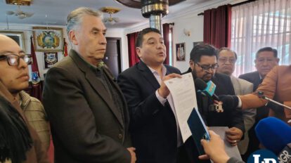 El presidente del Comité Cívico junto a los concejales en conferencia de prensa