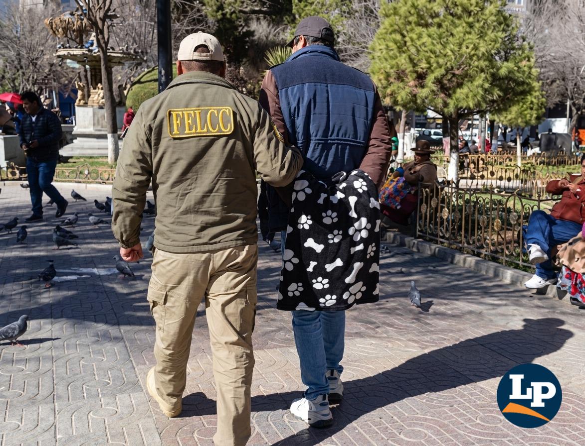 Efectivos de la FELCC custodian al aprehendido