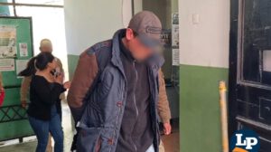 Agentes conducen al sospechoso