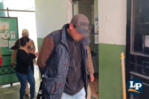 Agentes conducen al sospechoso