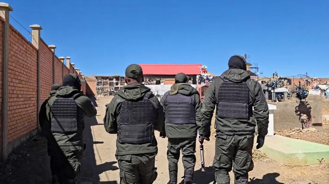 Efectivos policiales realizan controles rutinarios