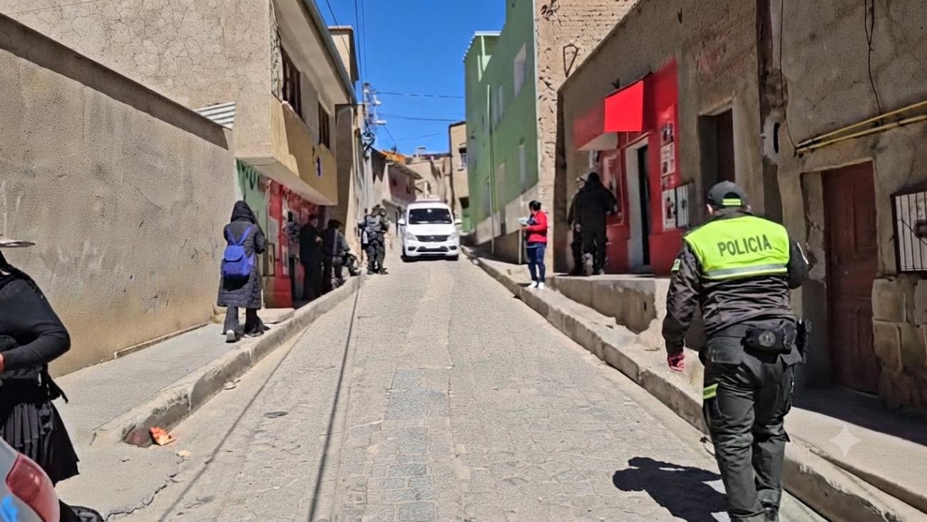 Vecinos de Huanuni observan el despliegue policial