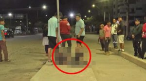 Personas golpeando a un hombre