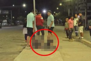 Personas golpeando a un hombre