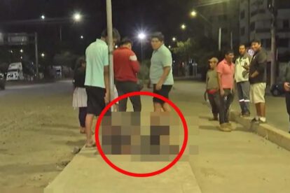 Personas golpeando a un hombre
