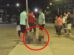 Personas golpeando a un hombre