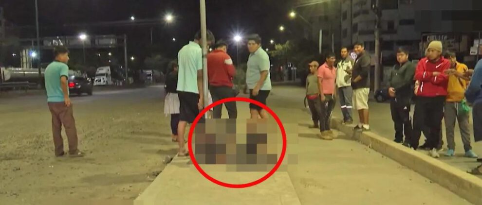 Personas golpeando a un hombre