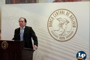 El presidente el BCB, David Espinoza, en conferencia de prensa