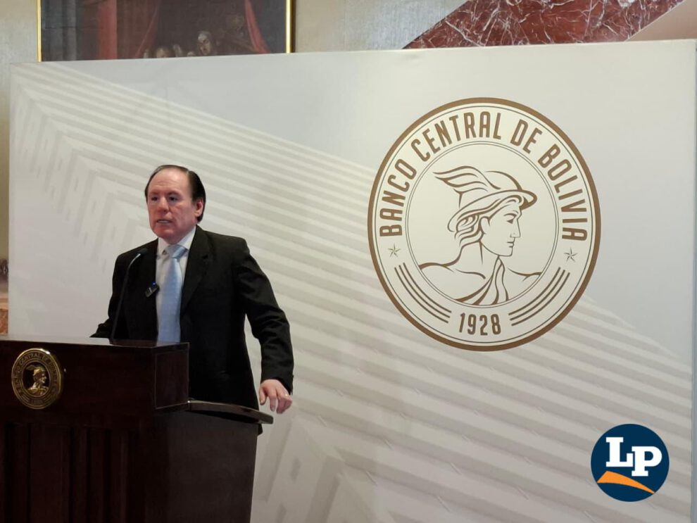 El presidente el BCB, David Espinoza, en conferencia de prensa