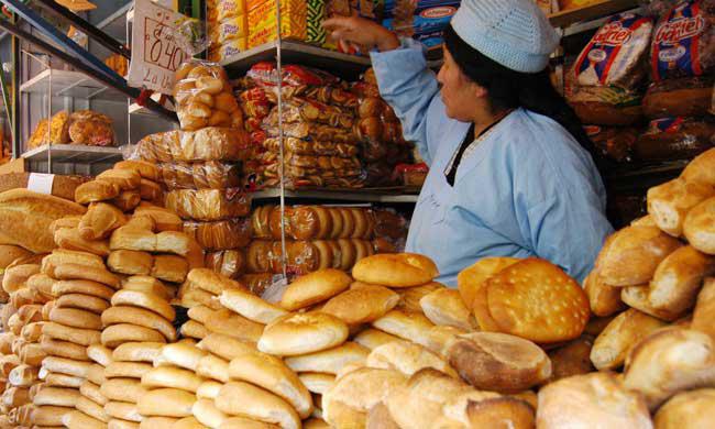 Señora vendiendo pan
