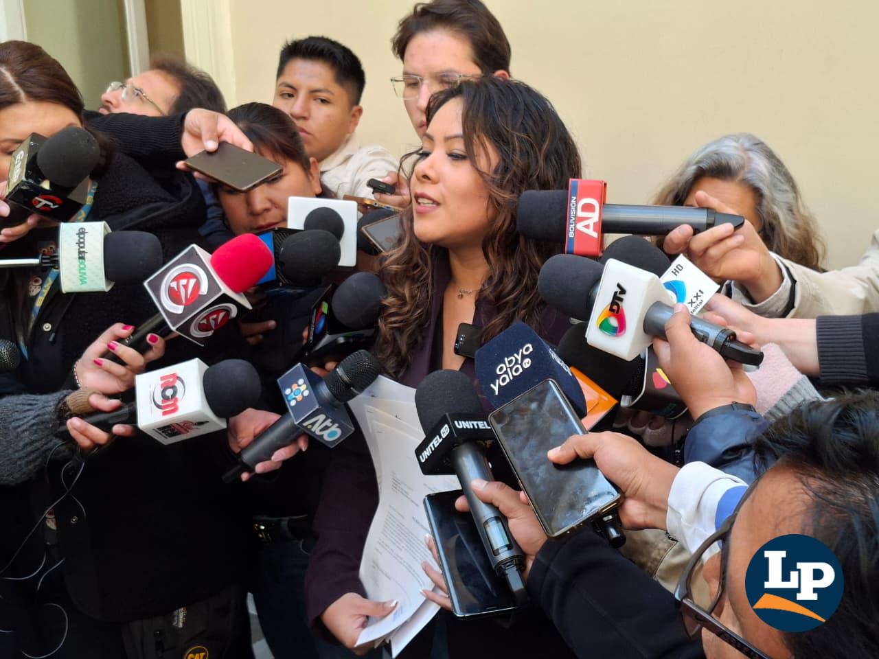 La diputada Jiménez en conferencia de prensa