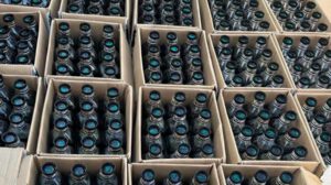 137 cajas de cartón contenían 1.643 botellas plásticas con una sustancia líquida sospechosa
