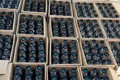 137 cajas de cartón contenían 1.643 botellas plásticas con una sustancia líquida sospechosa