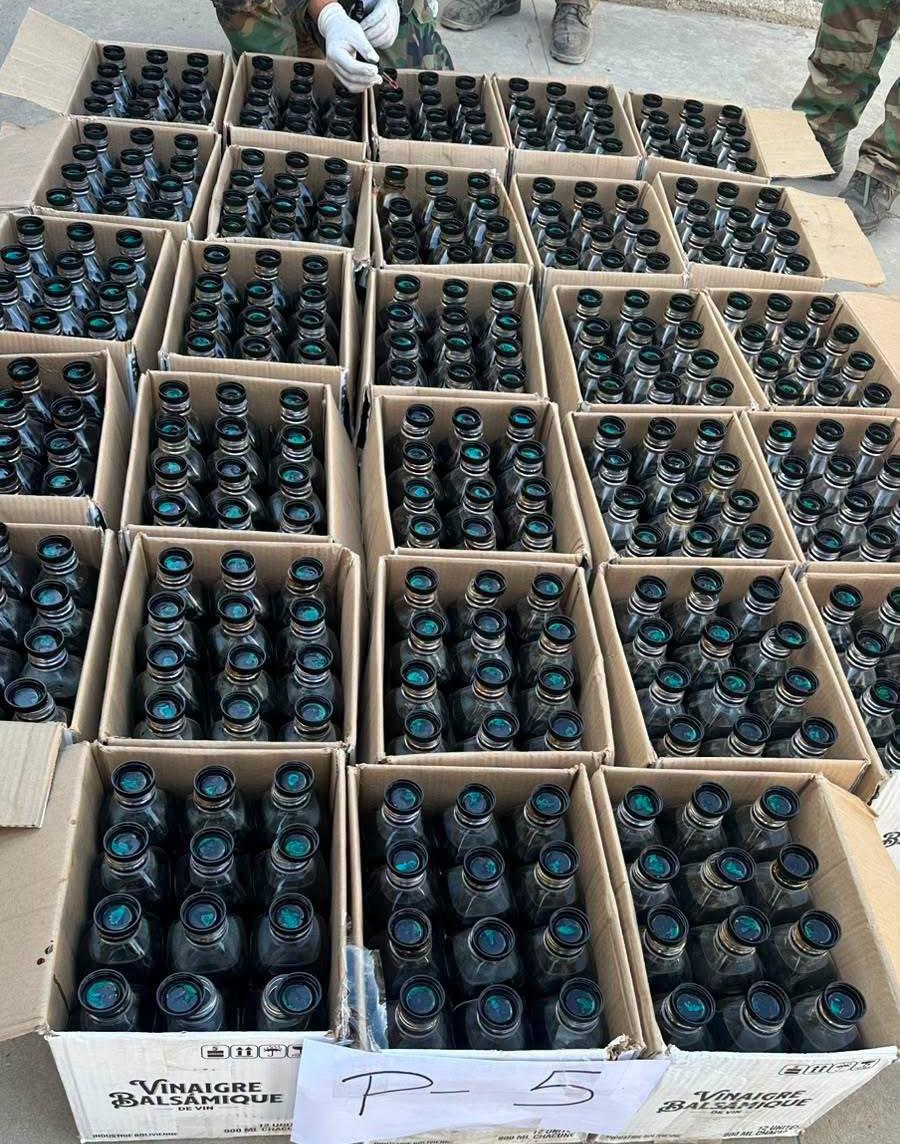 137 cajas de cartón contenían 1.643 botellas plásticas con una sustancia líquida sospechosa