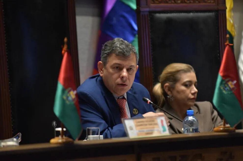 El presidente del Senado, Diego Ávila, en la sesión que aprobó la Ley de Adecuación de Financiamiento de Obligaciones Públicas