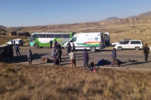 Cuatro personas fallecieron y cinco resultaron heridas este jueves en un hecho de tránsito registrado en la carretera La Paz-Oruro