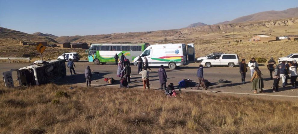 Cuatro personas fallecieron y cinco resultaron heridas este jueves en un hecho de tránsito registrado en la carretera La Paz-Oruro