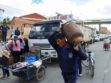 Un hombre carga una garrafa de gas sobre sus hombros
