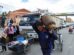 Un hombre carga una garrafa de gas sobre sus hombros