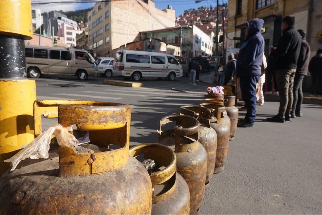 Largas filas de garrafas esperan en las calles de La Paz