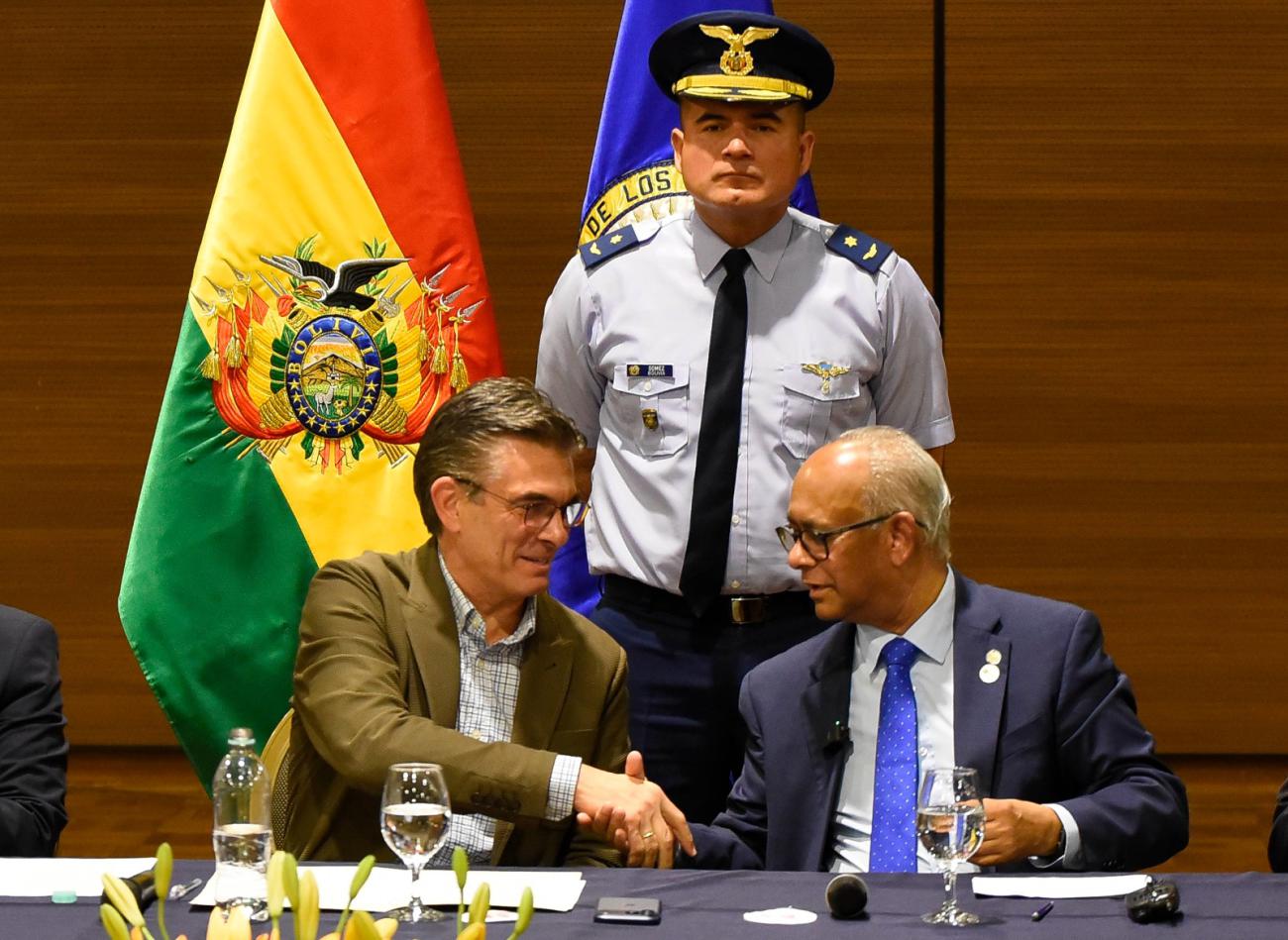 El presidente Rodrigo Paz junto al secretario general de la OEA, Albert Ramdin
