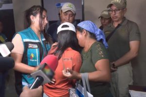 Policia y un grupo de personas