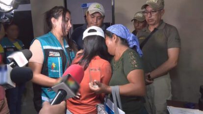 Policia y un grupo de personas