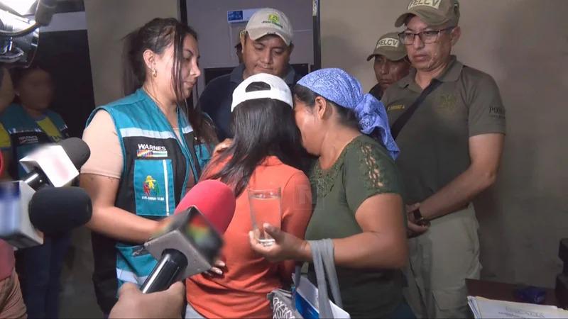 Policia y un grupo de personas