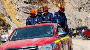 Leonardo Loza y tres personas mas en una camioneta