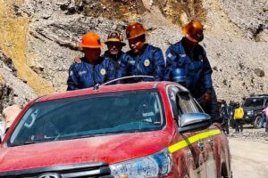 Leonardo Loza y tres personas mas en una camioneta