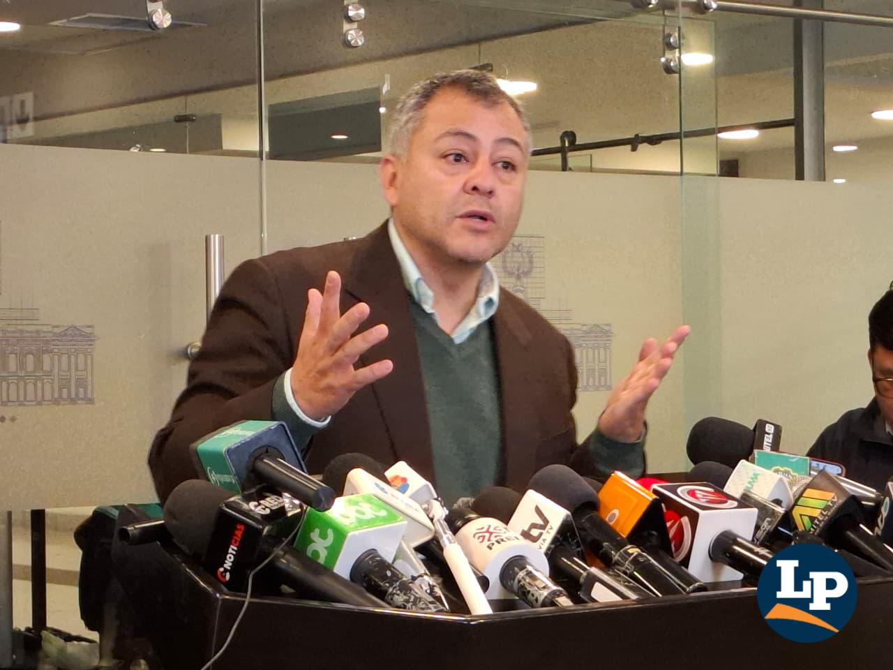 El senador Mentasti en conferencia de prensa