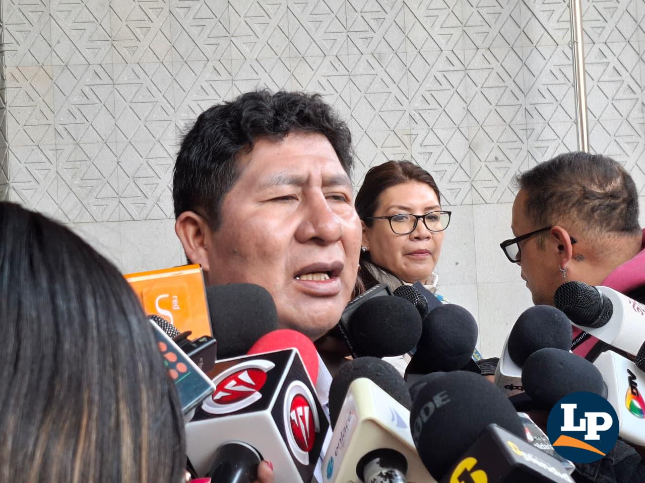 El senador Cochi en conferencia de prensa