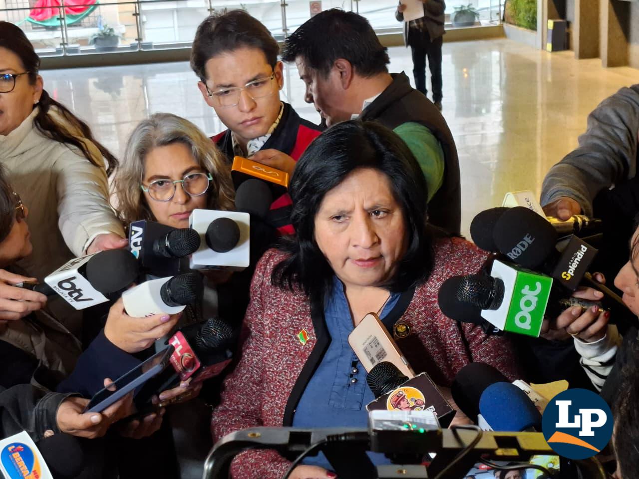 La diputada Bilbao en conferencia de prensa