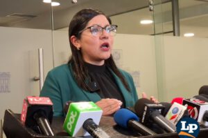 La diputada Claros en conferencia de prensa