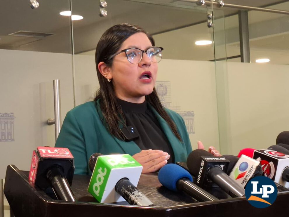 La diputada Claros en conferencia de prensa