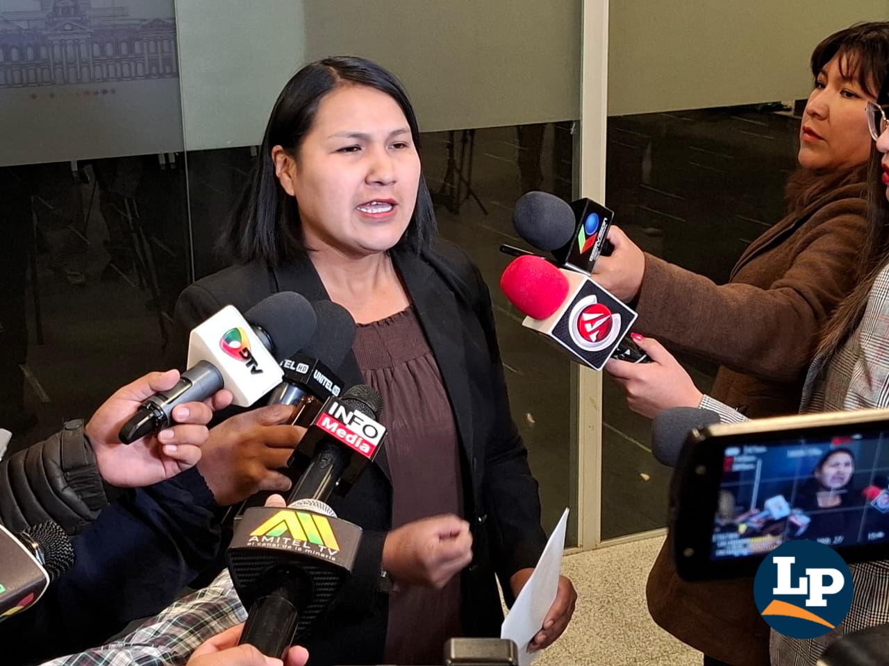 La senadora Pachacute en conferencia de prensa